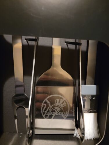 NEW YORK YANKEES HIGH QUALITY 4 PIECE BBQ SET REPRESENT - Picture 2 of 5