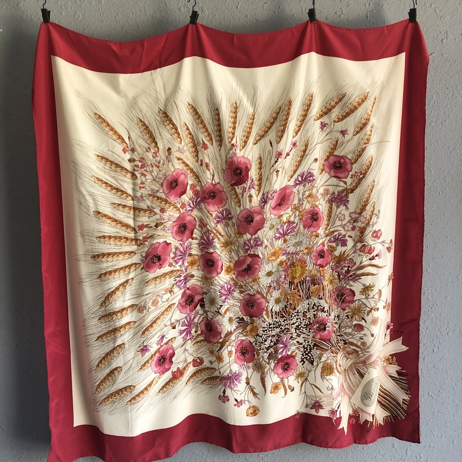 Foulard floral rouge Gucci soie ourlets laminés à la main fabriqués en Italie 34