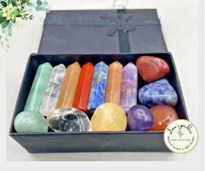 Chakra Heilkristalle Set in Geschenkbox 7 Set Trommelsteine 7 Chakra Stäbe 