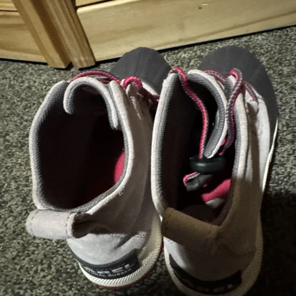 Botas impermeables Sorel para niñas jóvenes, cordones elásticos sin cordones púrpura y rosa / talla 4 Foto 3 de 4