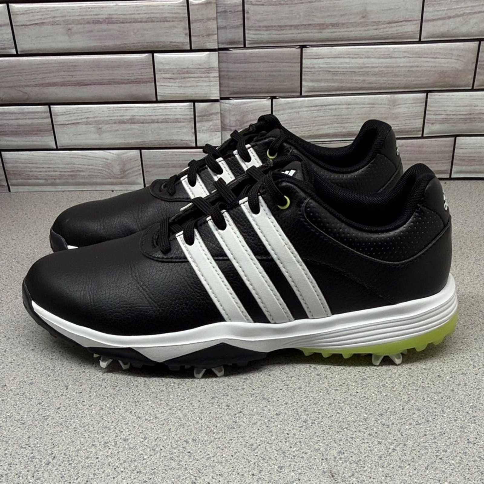 Adidas Bounce Golf Shoes with spikes men’s size 6 /7.5 women’s worn once/twice