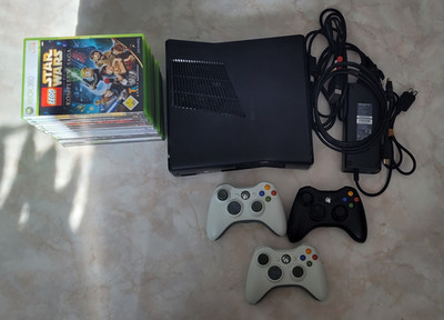 Xbox 360 mit Controllern und Spielen