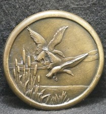 XC05135 FANTASTIC VINTAGE 1976 DUCKS FLYING OVER POND BIRD ARTWORK BELT BUCKLE