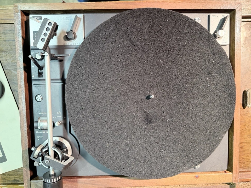 Tocadiscos Dual 1210 no funciona gira bien. Tiene alimentación no se enciende tiene manual Foto 2 de 4