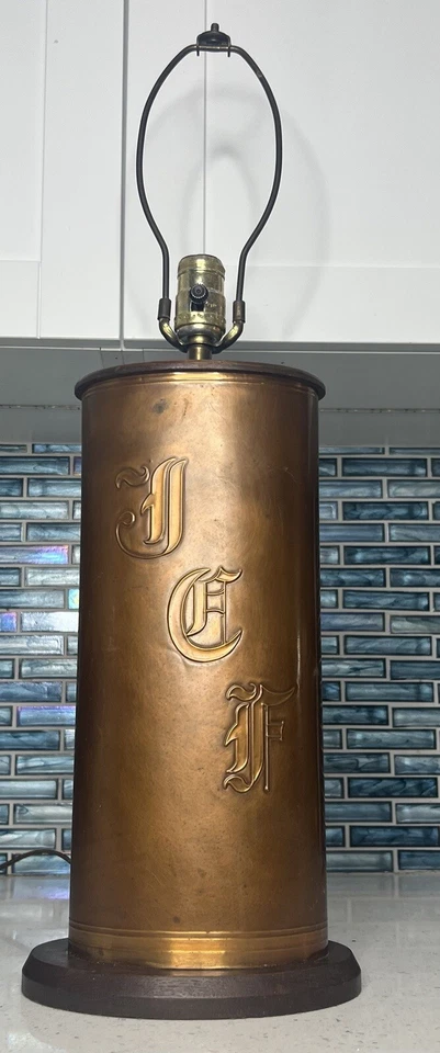 Artes e ofícios antigos? Abajur de mesa de cobre com monagrama - Imagem 2 de 4