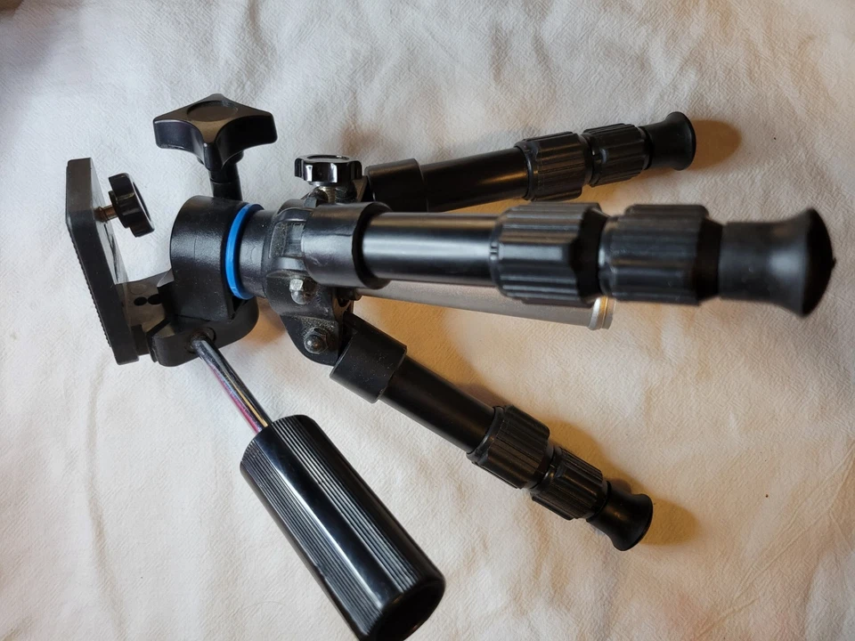 Vivitar 90 Table Top 15" Tripod for Camera with swivel and rocker camera base - Image 2 of 4