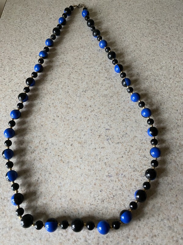 VINTAGE BLACK AND BLUE BEADED SINGLE STRAND NECKLACE