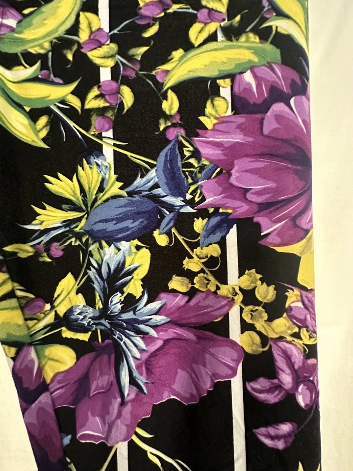 Leggings Lularoe TC blanco y negro a rayas con flores brillantes púrpura, azul, amarillo Foto 2 de 4