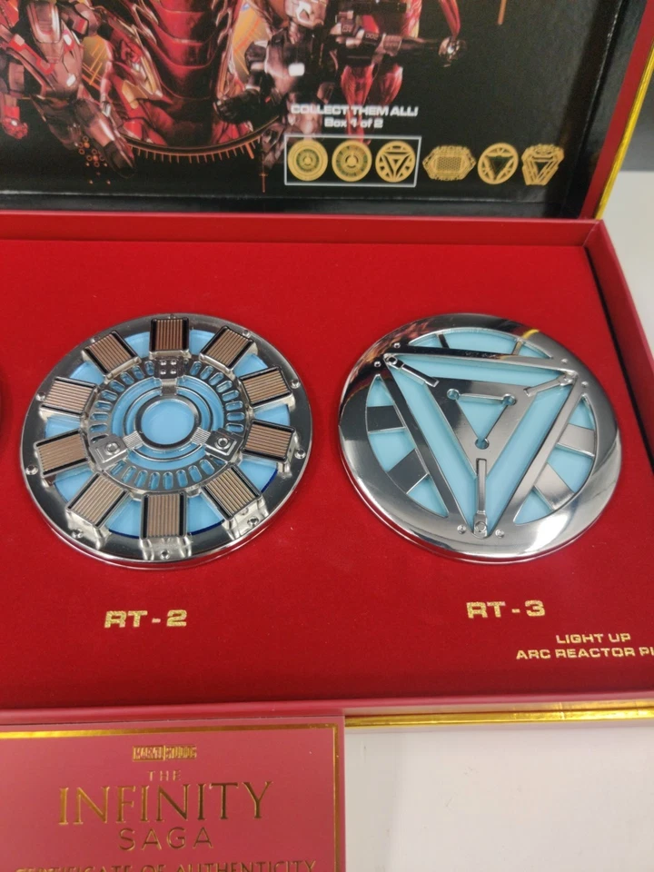 Marvel Studios The Infinity Saga Iron Man 3 emblemas de iluminación magnética conjunto caja Foto 3 de 4