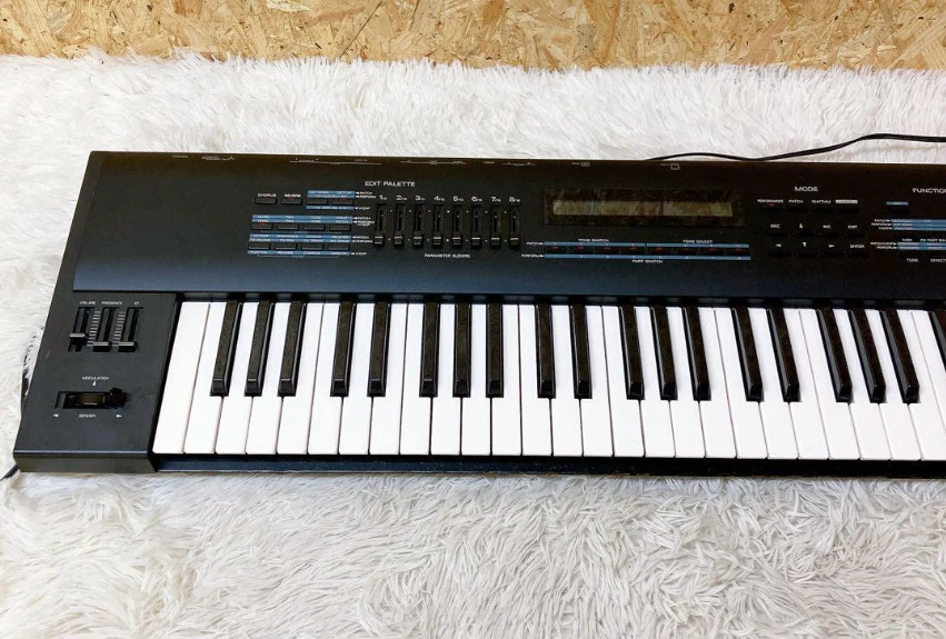Roland JV-90 EXPANDABLE SYNTHESIZER 76-Key MIDI AC100V 50/60Hz 21W - Image 2 of 4