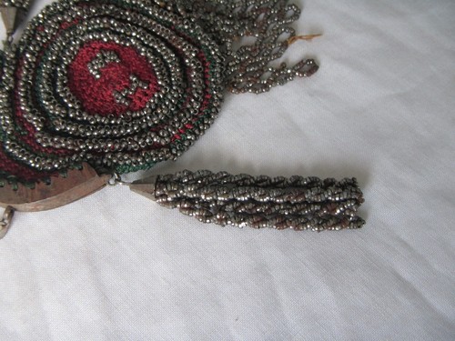 antiguo bolso de monedas victoriano de metal sobre ropa - Imagen 7 de 11