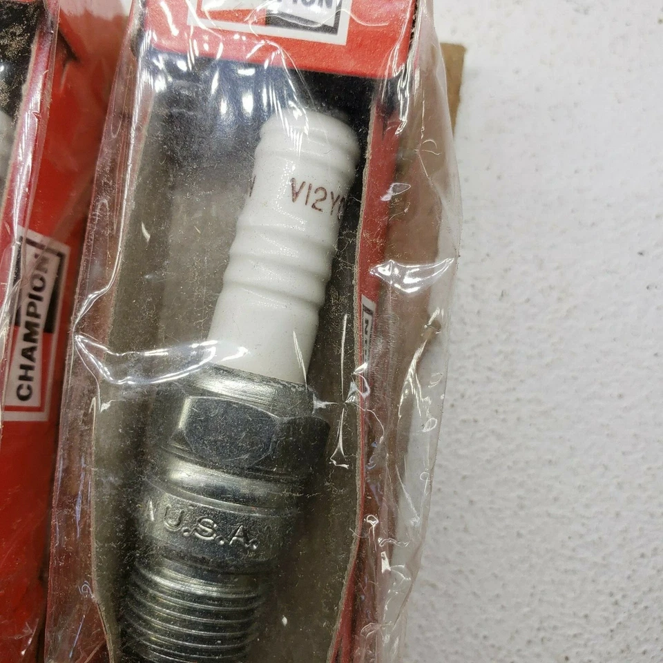 CHAMPION Spark Plugs RV12YC - NOS - 1 vintage box of 8 - Image 2 of 4