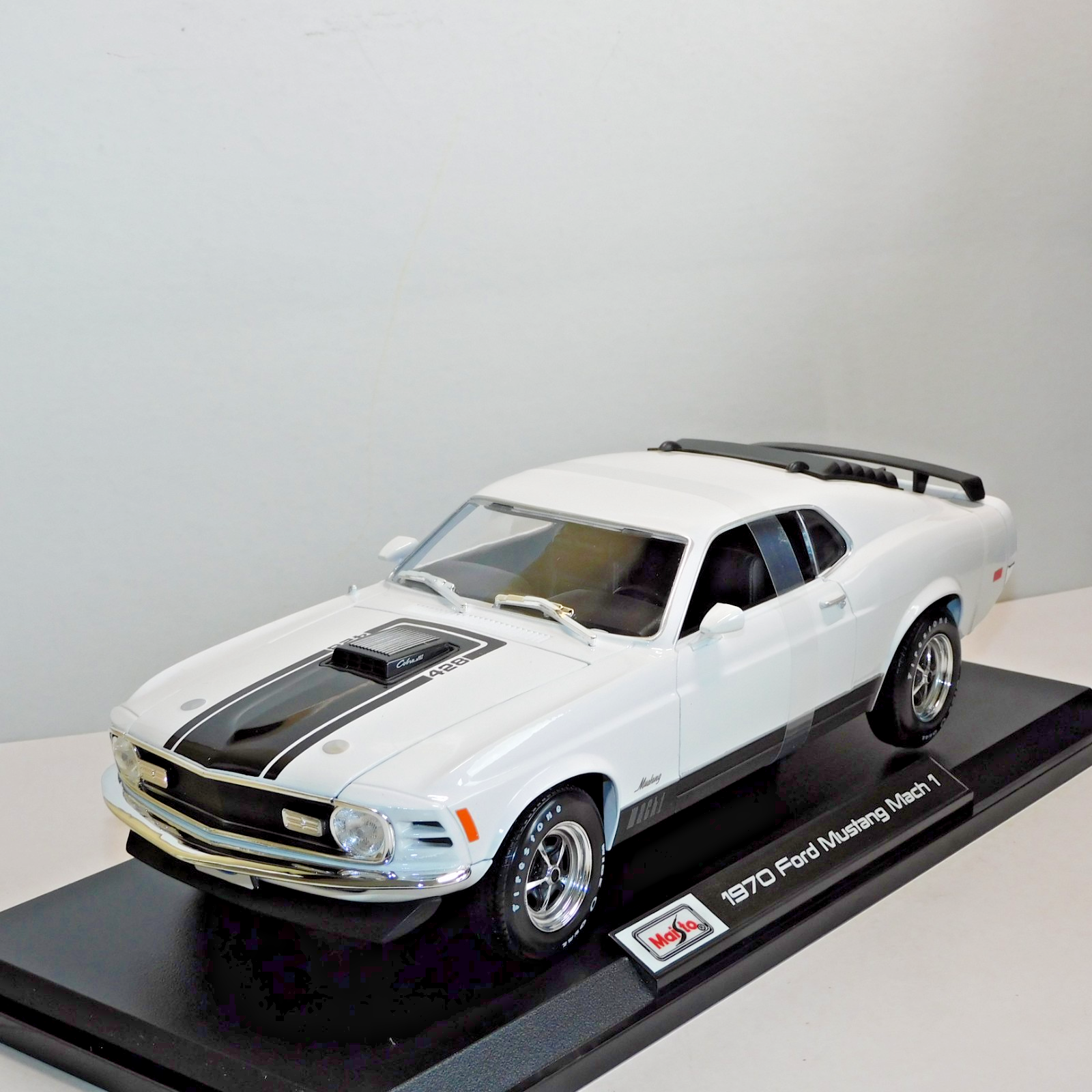 MAISTO 1970 FORD MUSTANG MACH 1 WHITE 1/18 SCALE