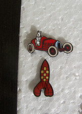 Pin's Tintin et Milou dans vieille voiture et Fusée Vintage Rare Signée Corner