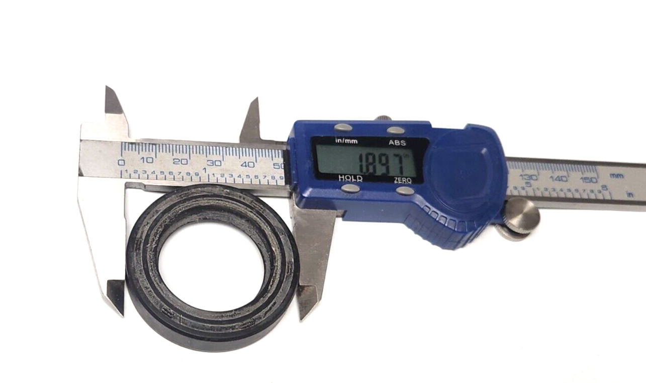 .For  Chrysler Mitsubishi W4A32-W4A33 Transfer Case Output Shaft Seal 1990-1999