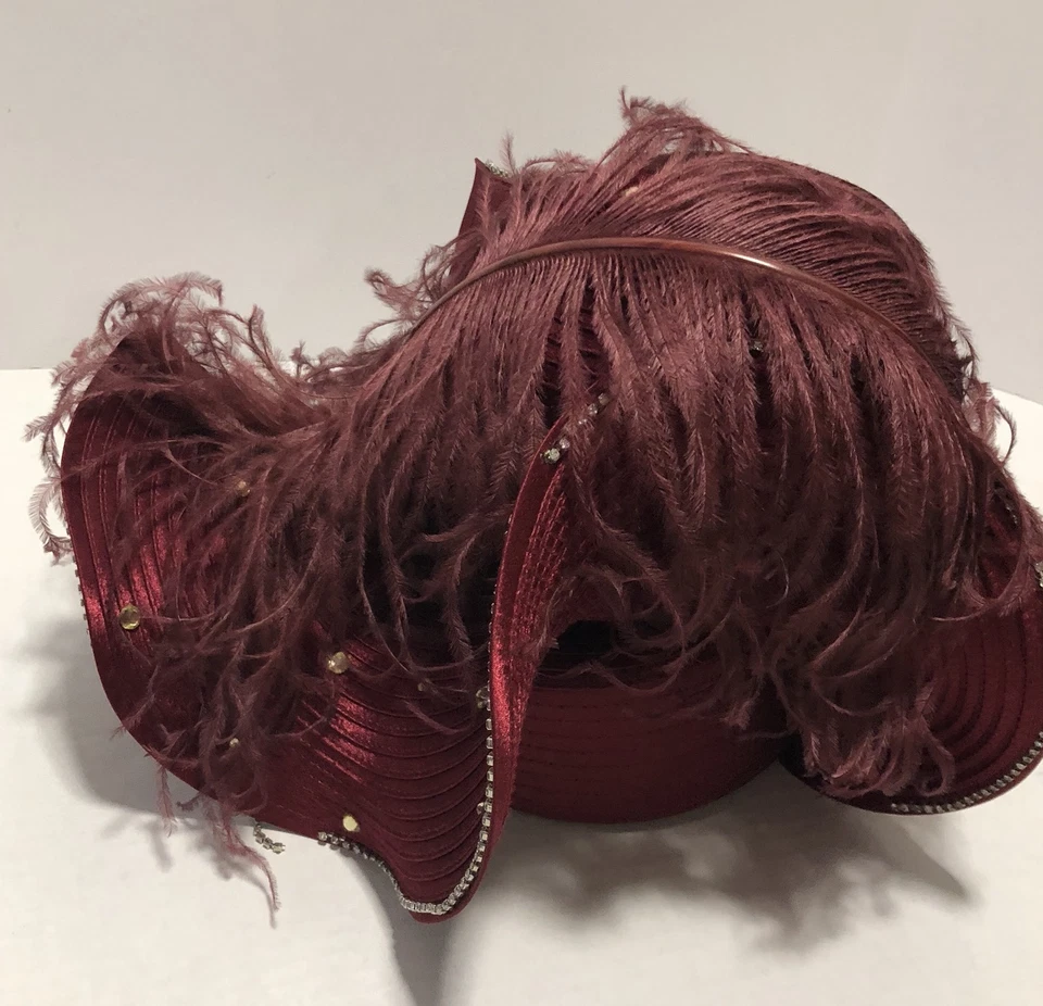 Hermoso sombrero rojo oscuro Donna Vinci Couture pluma joya piedra flor Foto 2 de 4