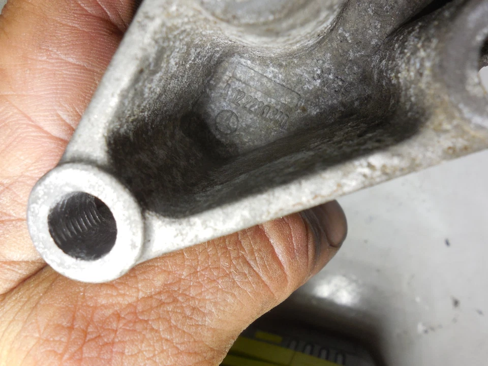 Soporte de montaje motor motor 1122230340 03-09 Mercedes Benz W211 E350 E320 4MATIC Foto 2 de 4