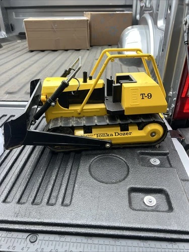 Vintage classic Mighty Tonka T9 Bulldozer 1974/5 - play wear original condition