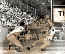 LG8 1971 Wire Photo BROOKS ROBINSON ORIOLES PIRATES BOB ROBERTSON WORLD SERIES