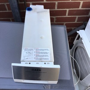 AEG T88595IS WÄRMEPUMPE KONDENSTROCKNER Trinkflasche Schublade