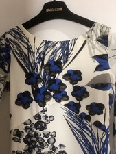 Abito Lungo Roberto Cavalli. Prima Linea. Bianco Con Fantasia Fiori Blu E Neri .