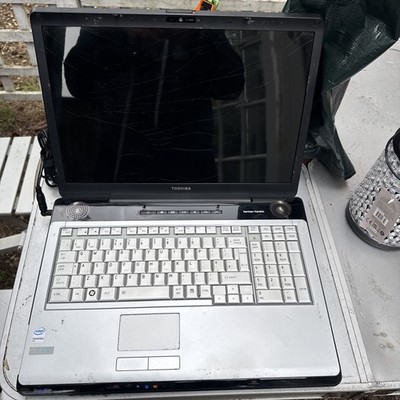 Toshiba Satellite Laptop + Harman Kardon Sound Ersatzteile oder Reparatur gesprungener Bildschirm