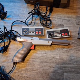 Nintendo NES Action Set In Scatola Quasi Completo CIB Testato Senza Manuali