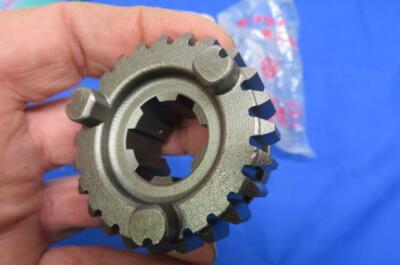 NOS Kawasaki # 13137-031 TOP GEAR, OUTPUT SHAFT, KZ400 1974-1978