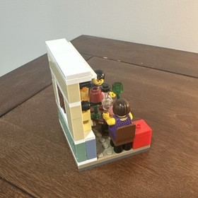 LEGO Restaurant Dining Scene with Minifigures. Valentine&rsquo;s Day proposal 40120