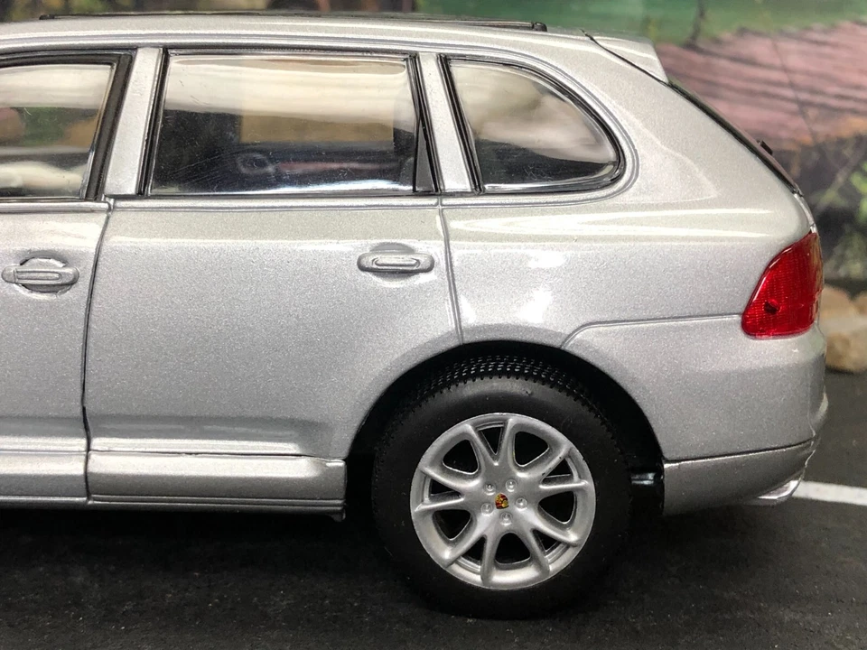 Coche Diecast 1:24 WELLY Plateado PORSCHE CAYENNE TURBO Nº 22431 sin caja Foto 4 de 4