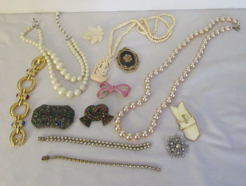Lot of Vintage Costume Jewelry Pearls Brooches Bracelets Craft & Wearable