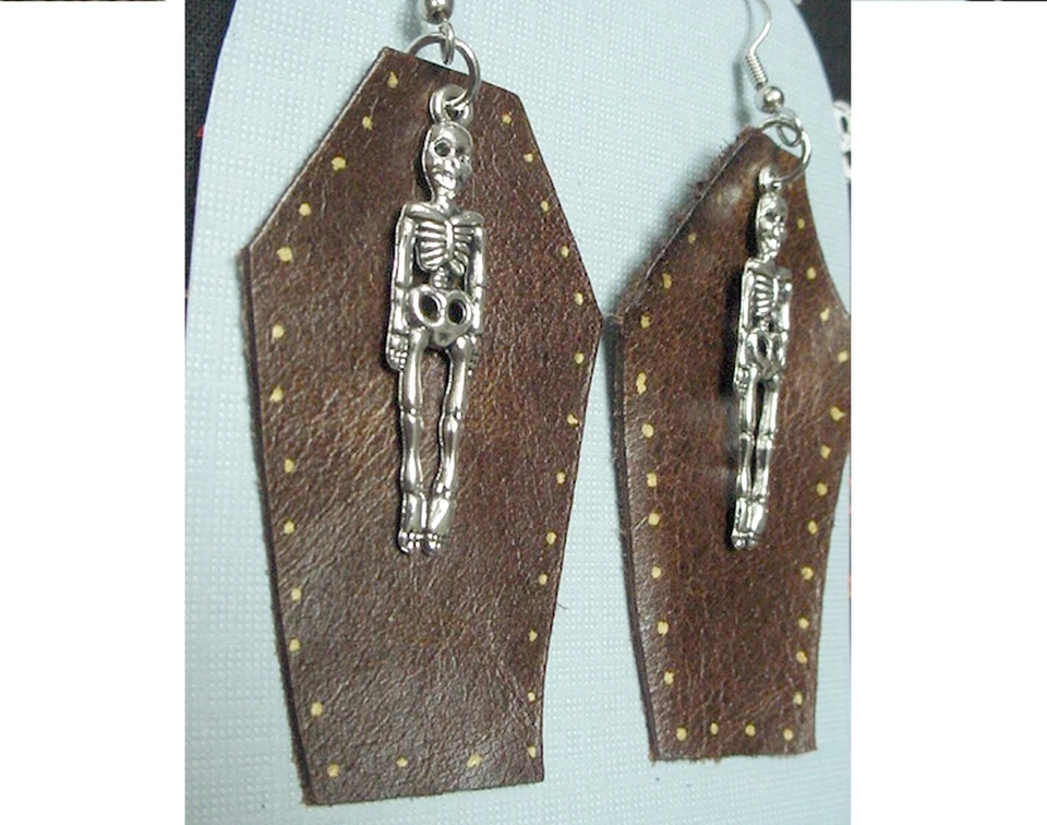 PENDIENTES ATAÚD DE CUERO CON ESQUELETOS CUERO MARRÓN GÓTICO ESPELUZNANTE 2-3/8" DE LARGO Foto 2 de 2