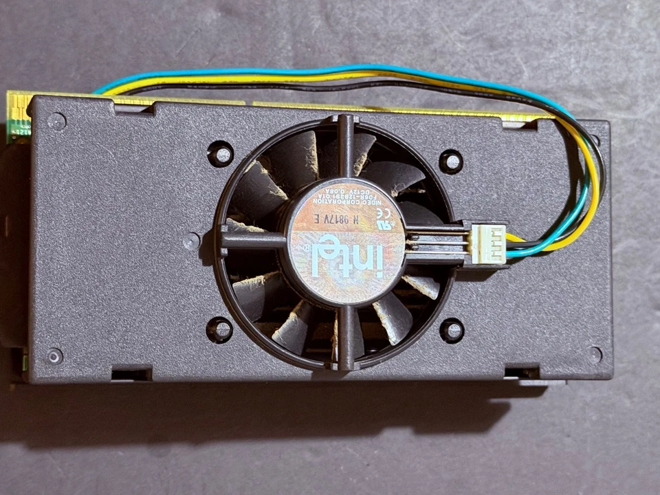 Intel pentium III 450/512/100/2.0V S1 99330355 UOS W/HEATSINK & FAN RARE QTY-1 - Image 2 of 3