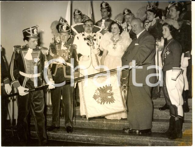 1954 FRANKFURT AM MEIN Il sindaco Walter KOLB dà il via al Carnevale - Foto