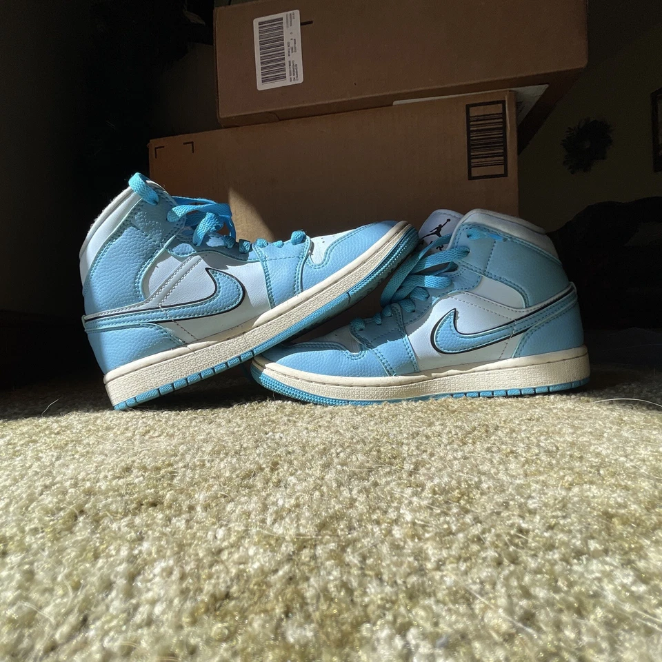 Talla 6.5 - Air Jordan 1 SE Mid Ice Blue W Foto 2 de 4