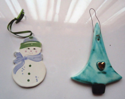2 Keramik Weihnachtsschmuck Schneemann & Baum mit echt Gold Herz