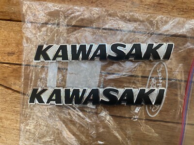 Kawasaki Emblem GA5 und GA5-A 100cc Tank Badges Embleme X2 New Old Stock Nos