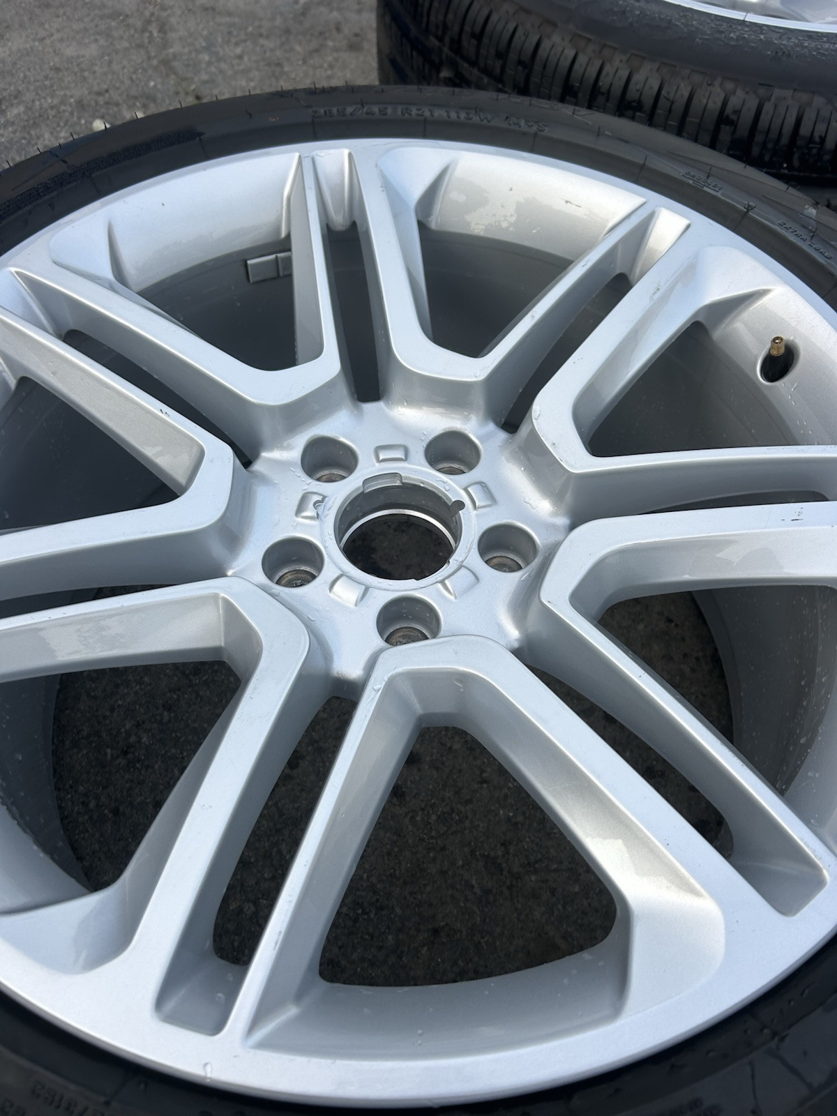 2017 2018 2019 2020 Bentley Bentayga Silver Rims Set With Tires 285/45 R21 OEM