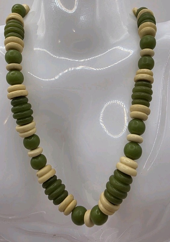 Retro 1960s Green And Yellow 7 Inch Necklace