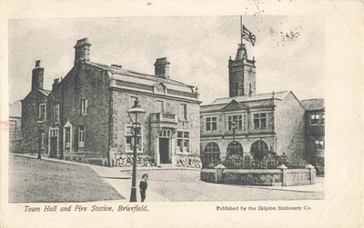 BRIERFIELD, RATHAUS UND FEUERWACHE, 1903 LANCASHIRE POSTKARTE (6079/25 /W7)