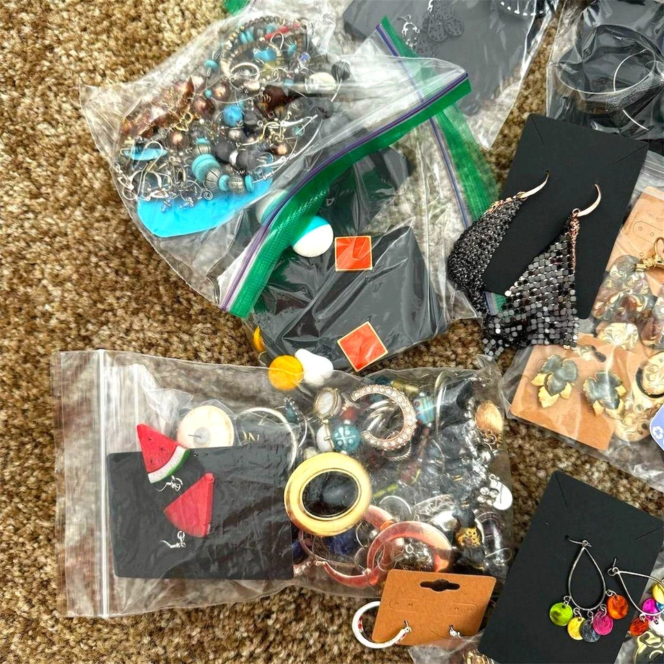Lote Mixto de 50+ Pendientes de Moda Vintage y Modernos Aros Tachuelas Cuelga Joyería Foto 2 de 4