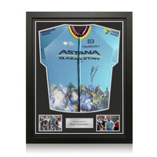 Von Mark Cavendish signiertes Astana 2024-Trikot. Gerahmt
