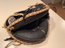 Under Armour Framer Series Youth Baseball Catchers Mitt: UACM-101Y Leather Black