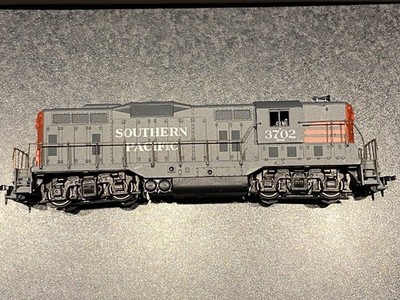 Athearn HO Diesellok EMD GP 9 # 3702 wie neu, getestet, Licht , in BlueBox