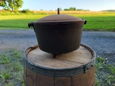  Small  8" Cast Iron 3 legged cauldron/pot with Lid in Good Condition 