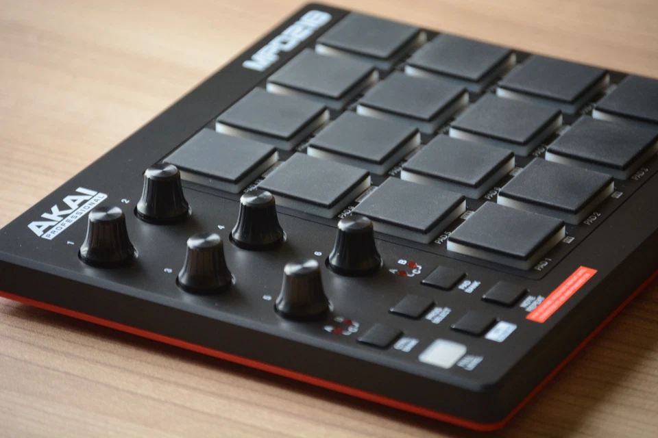 AKAI Professional MPD218 MIDI Pad Controller Drum Pad Machine 16 Pads - Bild 4 von 4