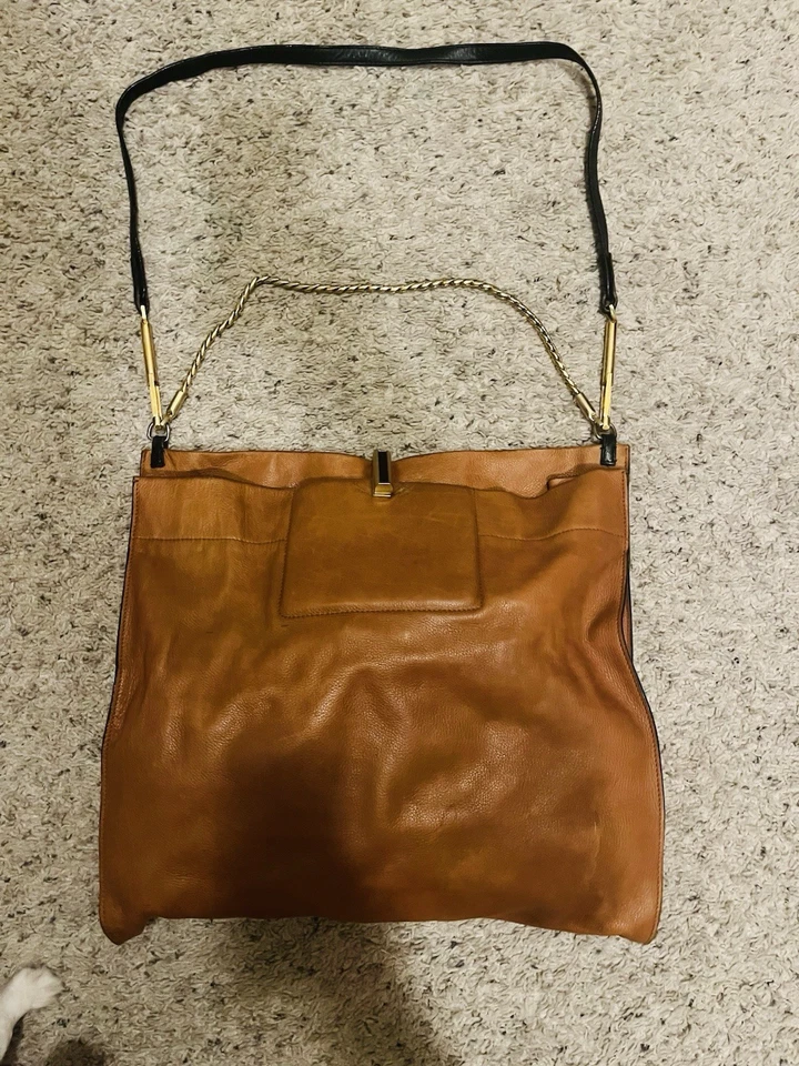 Bolsa de mão Calvin Klein Collection exclusiva pele de bezerro detalhes dourados, couro transversal - Imagem 2 de 4