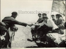 1965 Press Photo Herdsmen greet Unalmuchi artist in inner Mongolia - kfx49870