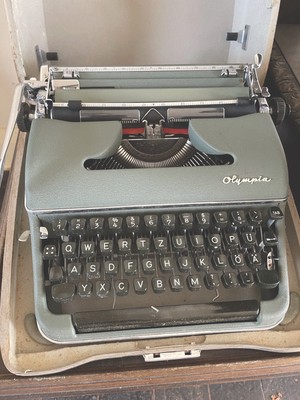 De Luxe Olympia tragbare Schreibmaschine im Koffer