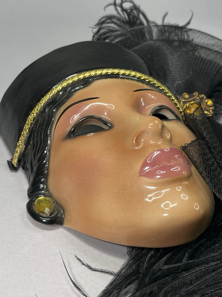 Máscara de pared vintage de arcilla pintada a mano Art Deco dama plumas negras Foto 2 de 4